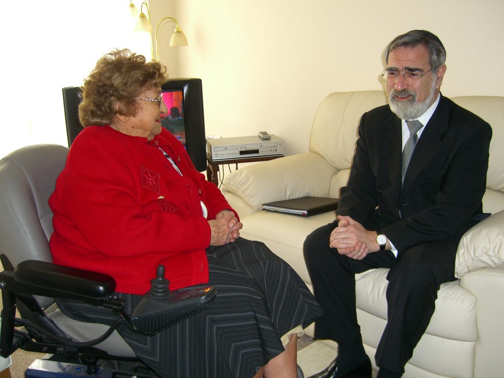 Chief Rabbi Sacks meeting tenant at the opening of Milne Court